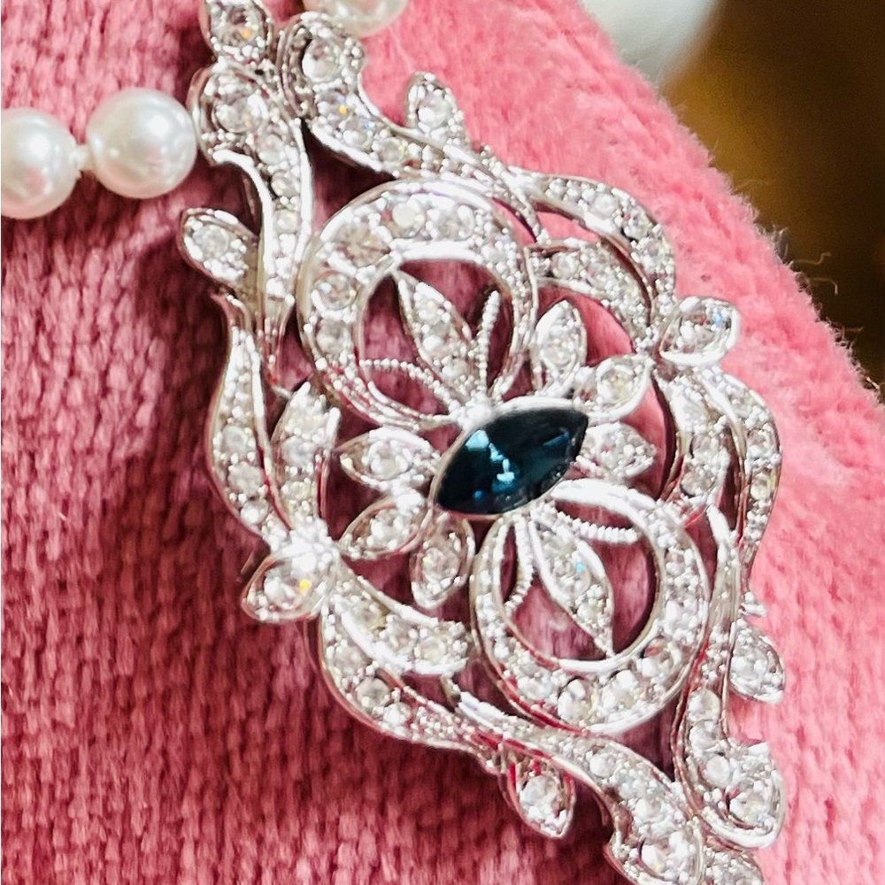 Elegant 3 layer faux off white pearls with crystal marquis sapphire pendant